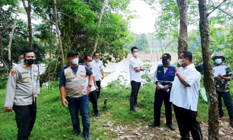 Tim gabungan Pemkab Muba meninjau lokasi pembangunan Jembatan Rako. (Ist/rmolsumsel.id)