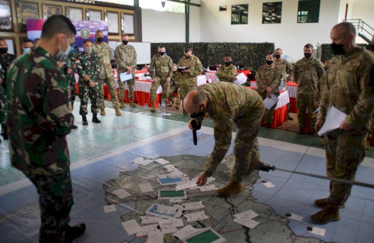 Anggota US Army memaparkan strategi perang pada Latihan bersama Garuda Shield-15/2021 TNI AD dan US Army. (Kostrad/rmolsumsel.id)