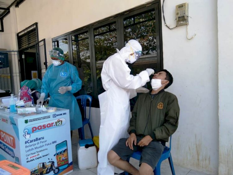Petugas Dinas Kesehatan Kabupaten Muba melakukan swab antigen kepada pengunjung Pasar Randik. (Humas Pemkab Muba/rmolsumsel.id)