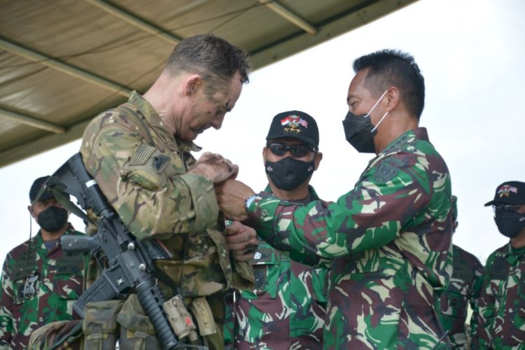KASAD TNI Jenderal Andika Perkasa sematkan wing Garuda Airbone kepada Commanding General USARPAC USA General Charles A. Flynn/ist/rmolsumsel.id