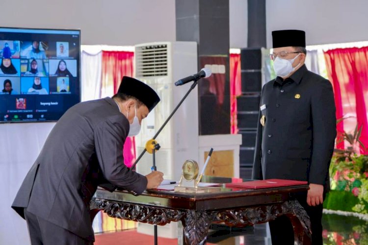Bupati Muba Dodi Reza Alex menyaksikan salah satu pejabat yang dilantik menandatangani SK. (Humas Pemkab Muba/rmolsumsel.id)