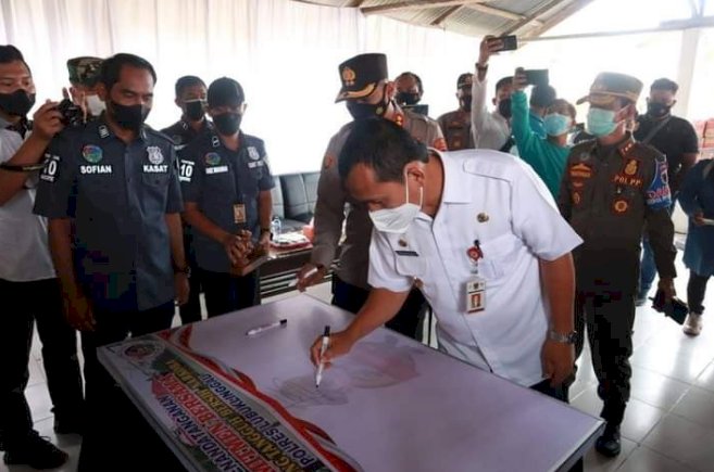 Wali Kota Lubuklinggau SN Prana Putra Sohe menandatangani peresmian Patok Besi sebagai Kampung Bersinar. (Humas Pemkot Lubuklinggau/rmolsumsel.id)