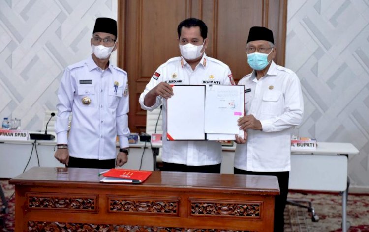 Bupati Banyuasin Askolani dan Wakil Bupati Slamet Somosentono menunjukkan dokumen kontrak pinjaman dana PEN Daerah dari PT SMI. (Humas Pemkab Banyuasin/rmolsumsel.id)