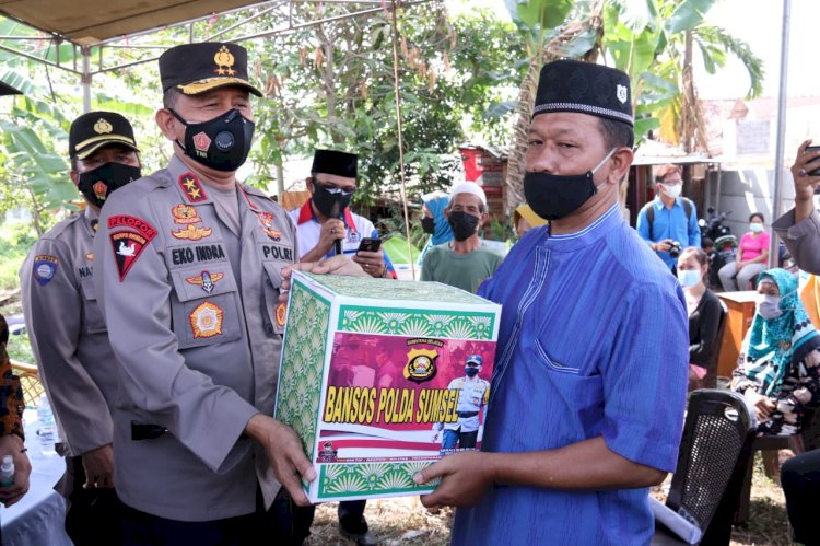  Irjen Pol Prof Dr Eko Indra Heri S MM, bersama PJU Polda Sumsel memberikan bantuan kepada masyarakat yang terdampak  Covid-19/ist/rmolsumsel.id