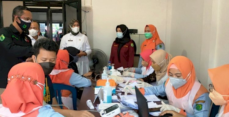 Sekda Muba Apriyadi meninjau pelaksanaan vaksinasi Covid-19 di ruang kantor UPTD Pasar Randik Sekayu. (Humas Pemkab Muba/rmolsumsel.id)