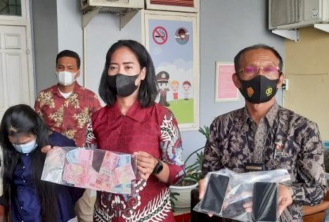 Subdit IV Remaja Anak dan Wanita (Renakta) Ditreskrimum Polda Sumatera Selatan (Sumsel), mengamankan seorang Mucikari berinisial DNS (20) yang mengeksploitasi empat orang anak perempuan yang masih di bawah umur kepada lelaki hidung belang.(ist/rmolsumsel.id)