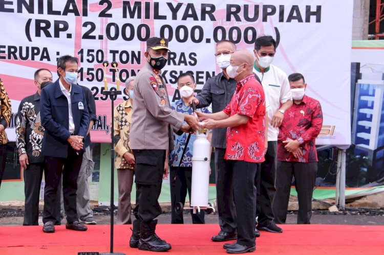 Kapolda Sumsel, Irjen Pol Eko Indra Heri saat menerima bantuan dari Masyarakat Tionghoa Palembang Bersatu di Mapolda Sumsel. (Dudi Oskandar/rmolsumsel.id)