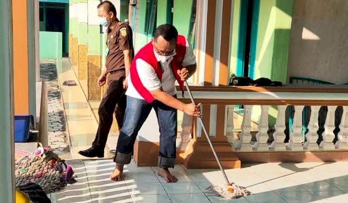 Wabup Lamteng Ardito membersihkan masjid sebagai bentuk hukuman pelanggaran prokes/Ist