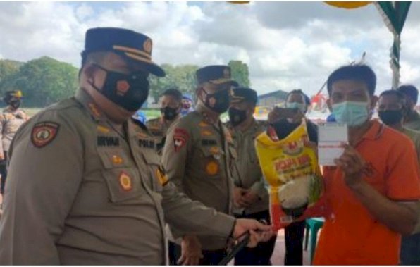 Kapolda Sumsel didampingi Kapolrestabes Palembang saat meninjau langsung pelaksanaan vaksinasi mobile di Pulau Kemaro. (Istimewa/rmolsumsel.id)