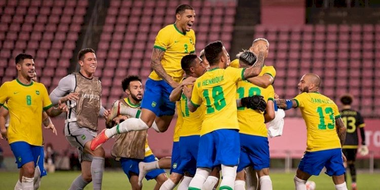Selebrasi pemain Brazil usai memastikan juara Olimpiade setelah mengalahkan Spanyol di partai final/net