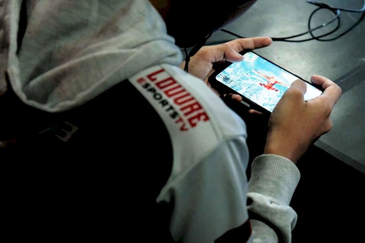 Seorang peserta turnamen esports dan game prime 2021 award khusus turnamen esports “Free Fire Tournament” memperingati Hari Game Indonesia 2021. (Kemenparekraf/rmolsumsel.id) 
