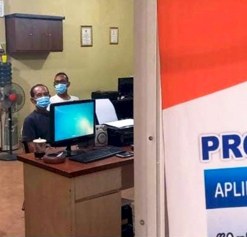 Keluarga tahanan Polres OKI yang meninggal di sel saat melaporkan kasus ini ke Propam Polda Sumsel. (Ist/rmolsumsel.id)