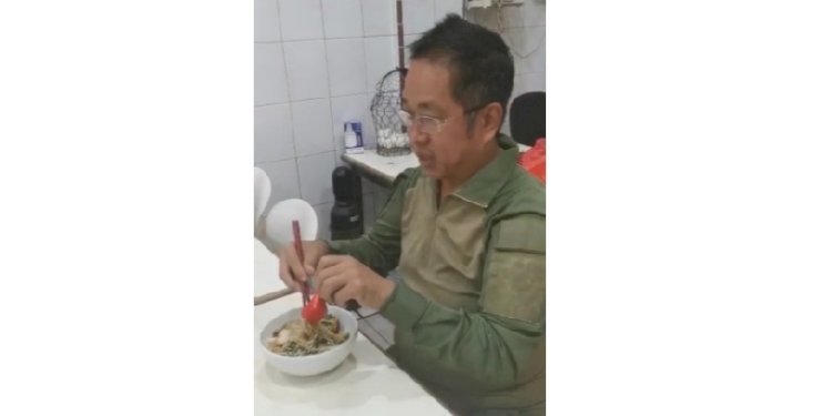 Warga positif Covid-19 yang diamankan karena berwisata kuliner. (rmolsumut.id)