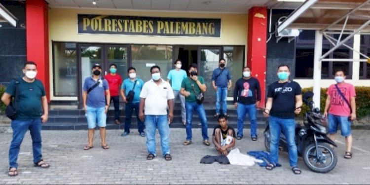 Tersangka perampasan HP Anton Junaidi saat diamankan di Polrestabes Palembang, Senin (9/8). (Ist/rmolsumsel.id)