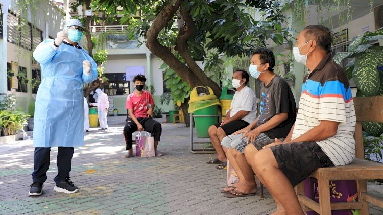Protokol kesehatan yang dilakukan Wali Kota Surabaya Eri Cahyadi saat mengunjungi warga isoman. (rmoljatim.id)
