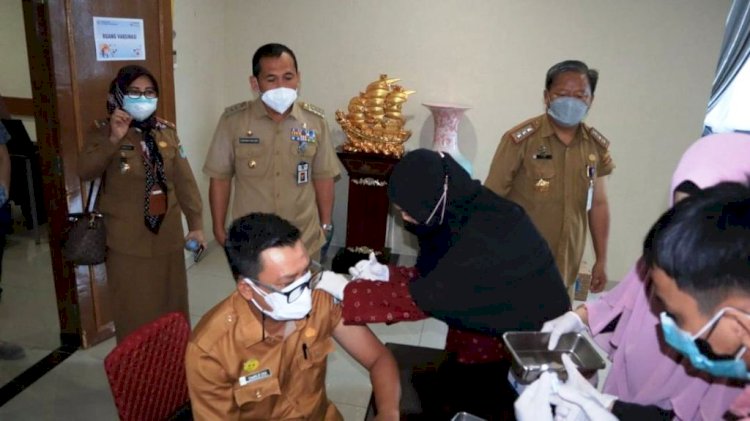 Wali Kota Lubuklinggau SN Prana Putra Sohe meninjau pelaksanaan vaksinasi booster untuk tenaga kesehatan di RS Ar Bunda Lubuklinggau. (Dinas Kominfo lubuklinggau/rmolsumsel.id)