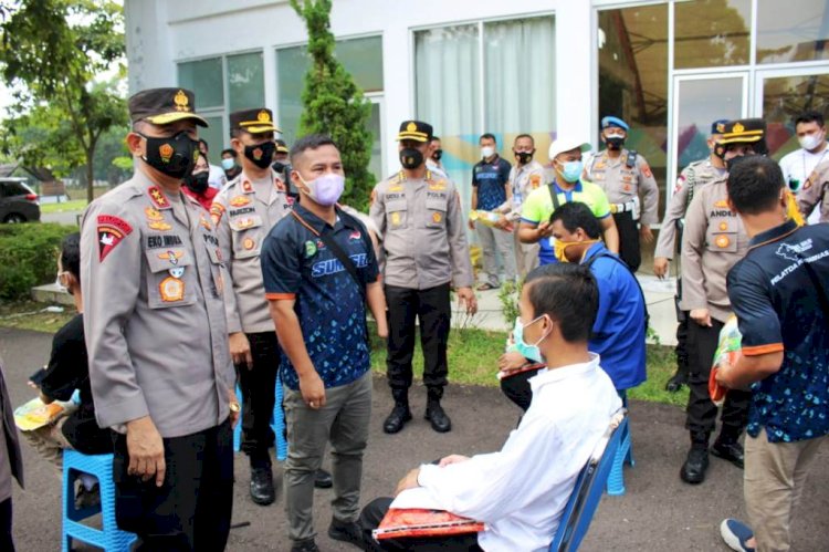 Kapolda Sumsel Irjen Eko Indra Heri usai memberikan bantuan beras kepada atlet Pelatda untuk PON XX dan Peparnas XVI Papua setelah menjalani vaksinasi Covid-19. (Ist/rmolsumsel.id)
