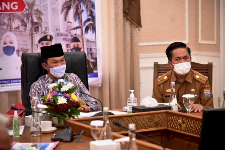 Wali Kota Palembang Harnojoyo dan Sekda Ratu Dewa saat mengikuti rapat membahas anggaran. (Bakohumas Palembang/rmolsumsel.id)