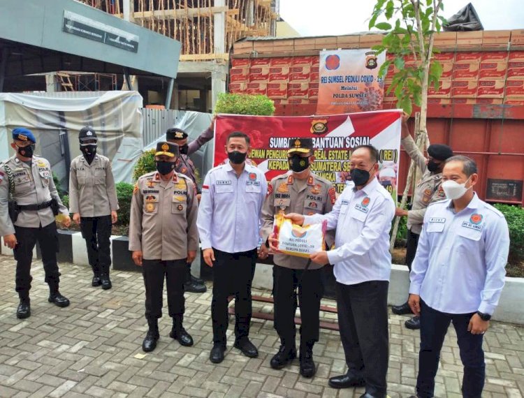 Kapolda Sumsel Irjen Eko Indra Heri menerima secara simbolis bantuan untuk masyarakat terdampak Covid-19 dari pengurus DPD REI Sumsel. (Dudy Oskandar/rmolsumsel.id)