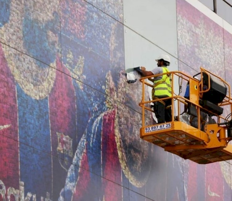 Petugas menghapus poster Lionel Messi di Stadion Nou Camp, Barcelona/net