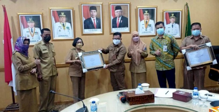 Kabid Kebudayaan Disbudpar Sumsel Cahyo Sulistyaningsih menyerahkan duplikat sertifikat WBTb Indonesia kepada Asisten Bidang Pengembangan Ekonomi Setda Kabupaten OKI Zulkarnain. (Ist/rmolsumsel.id)