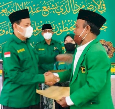 Ketua DPW PPP Sumsel H Agus Sutikno bersama Ketua Majelis Pakar DPW PPP Sumsel H. Mgs Anwar Husin Umri saat penyampaian SK DPP PPP tentang Pengesahan Susunan Kepengurusan  DPW PPP Sumsel Periode 2021-2026 di Mushollah Istiqomah, DPW PPP Sumsel, Selasa (10/8). (dudy oskandar/rmolsumsel.id))   