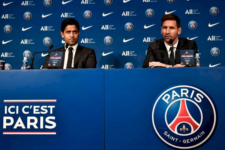 Chief PSG Nasser Al-Khelaifi bersama Lionel Messi dalam konfrensi pers/AP/rmolsumsel.id 