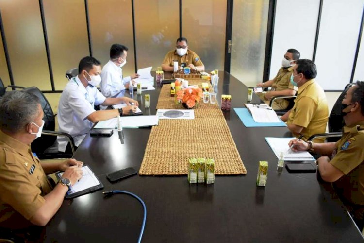 Sekda OKI Husin memimpin rapat penjajakan kerja sama dengan Balai Besar POM Palembang. (Dinas Kominfo OKI/rmolsumsel.id)
