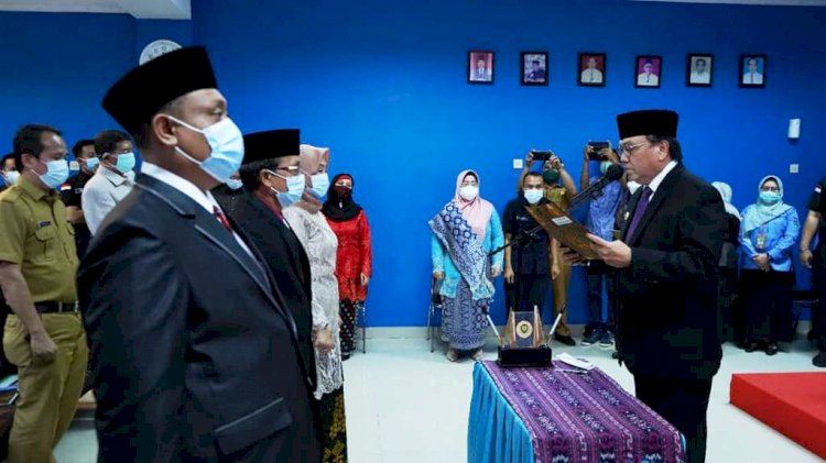 Pj Bupati Muara Enim Nasrun Umar saat melantik direksi baru PDAM Lematang Enim. (Dinas Kominfo Muara Enim/rmolsumsel.id)