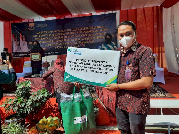 Pembagian masker dan multivitamin kepada pekerja. (ist/rmolsumsel.id)