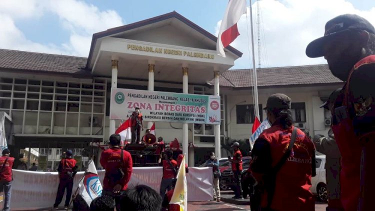 Masa buruh dari Federasi Serikat Buruh (FSB) Nikeuba Palembang menggelar demo di halaman PN Palembang/Yosep Indra Praja/rmolsumsel.id