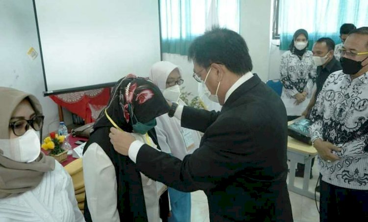 Pj Bupati Muara Enim Nasrun Umar mengalungkan tanda peserta Try Out dan Pendampingan CAT P3K 2021. (Dinas Kominfo Muara Enim/rmolsumsel.id)