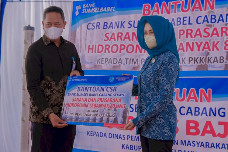 Pimpinan BSB Cabang Sekayu Dedek Abdul Halim menyerahkan secara simbolis CSR berupa 80 sarpras hidroponik yang diterima Ketua TP PKK Kabupaten Muba Thia Yufada. (Humas Pemkab Muba/rmolsumsel.id)