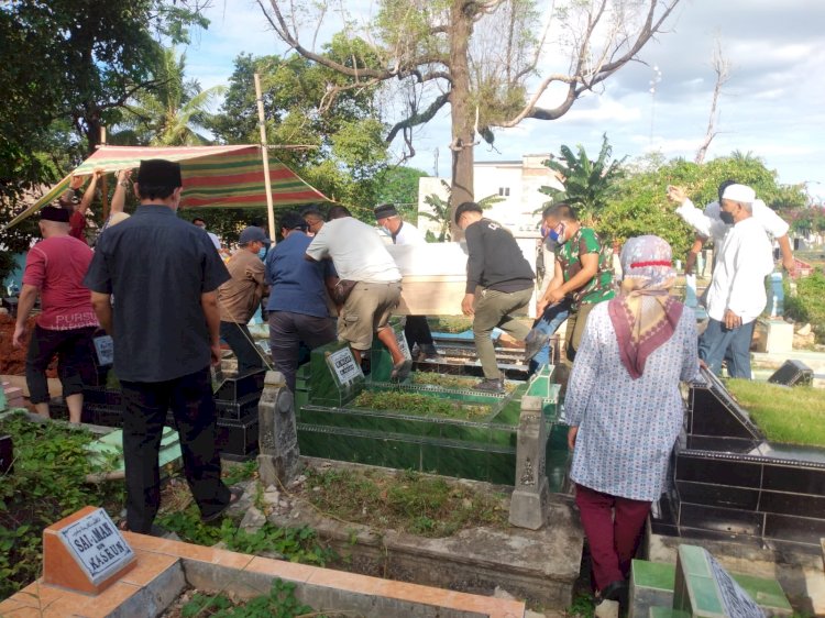 Pemakaman Yulizar Dinoto di TPU Kamboja. (Dudi Oskandar/rmolsumsel.id)