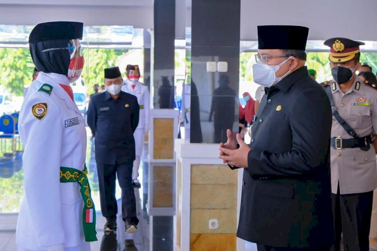 Bupati Muba Dodi Reza Alex berbincang dengan salah satu anggota Paskibraka Kabupaten Muba usai pengukuhan di Griya Serasan Sekate. (Humas Pemkab Muba/rmolsumsel.id)