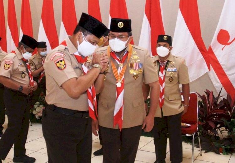 Bupati Muba Dodi Reza Alex berbincang dengan Ketua Kwarnas Gerakan Pramuka Budi Waseso usai penyerahan penghargaan Lencana Melati. (Humas Pemkab Muba/rmolsumsel.id)