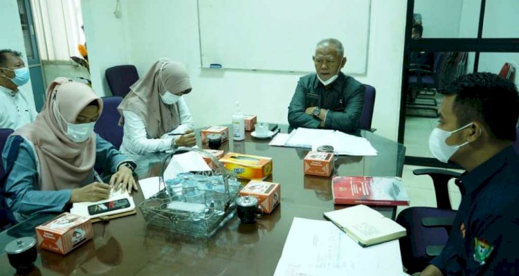 Asisten II Bidang Perekonomian dan Pembangunan Setda Kabupaten Muara Enim Riswandar saat memimpin rapat membahas rencana penataan kawasan Tanjung Asaman menjadi tempat wisata kuliner. (Dinas Kominfo Muara Enim/rmolsumsel.id)