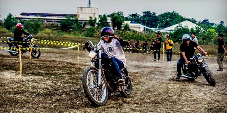 Anggota komunitas motor Ride and Grill Palembang sedang menjajal sepeda motornya di sebuah arena balapan. (ist/rmolsumsel.id)