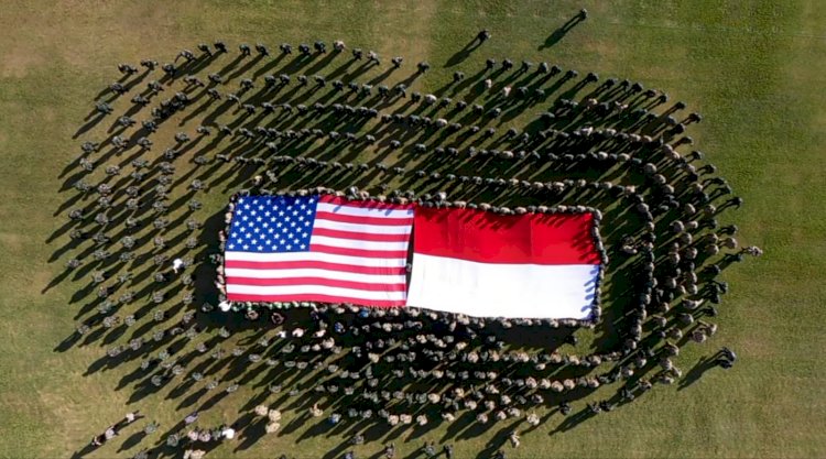 Pembentangan bendera Indonesia dan Amerika Serikat  sebagai wujud rasa hormat dan bakti terhadap negara serta simbol kerjasama yang baik antara TNI AD dan US Army. (Istimewa/rmolsumsel.id)