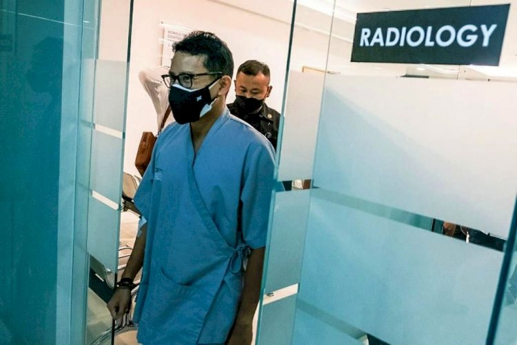 Menparekraf Sandiaga Salahuddin Uno keluar dari ruang radiologi usai general medical check up di Rumah Sakit Siloam Lippo Village, Tangerang, Banten. (Kemenparekraf/rmolsumsel.id)