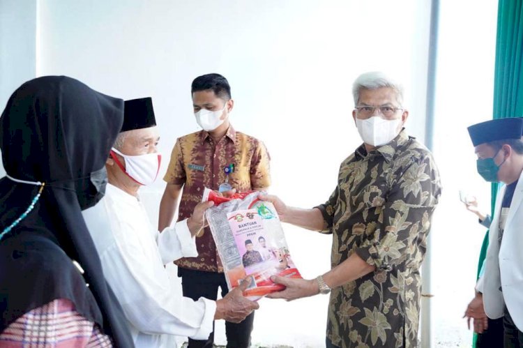 Wakil Gubernur Sumsel Mawardi Yahya menyerahkan bantuan beras kepada ustaz-ustazah di Kota Palembang. (Humas Provinsi Sumsel/rmolsumsel.id)