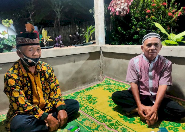 Ardi (kanan), orangtua korban Nurul Hidayat yang tewas di areal tambang Muara Enim ditemui usai acara tahlilan. (rmolsumsel.id) 