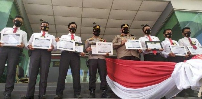 Enam personel bersama Kapolrestabes Palembang Kombes Pol Irvan Prawira dan Kapolsek Kertapati AKP Irwan/