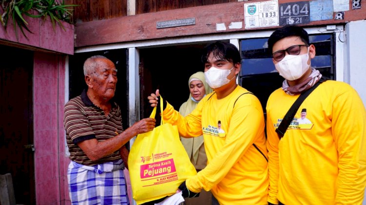 Tim Relawan Rumah Aspirasi Alex Noerdin menyerahkan paket bingkisan kepada Hasan Rejab seorang pejuang veteran di Kota Palembang. (Ist/rmolsumsel.id) 