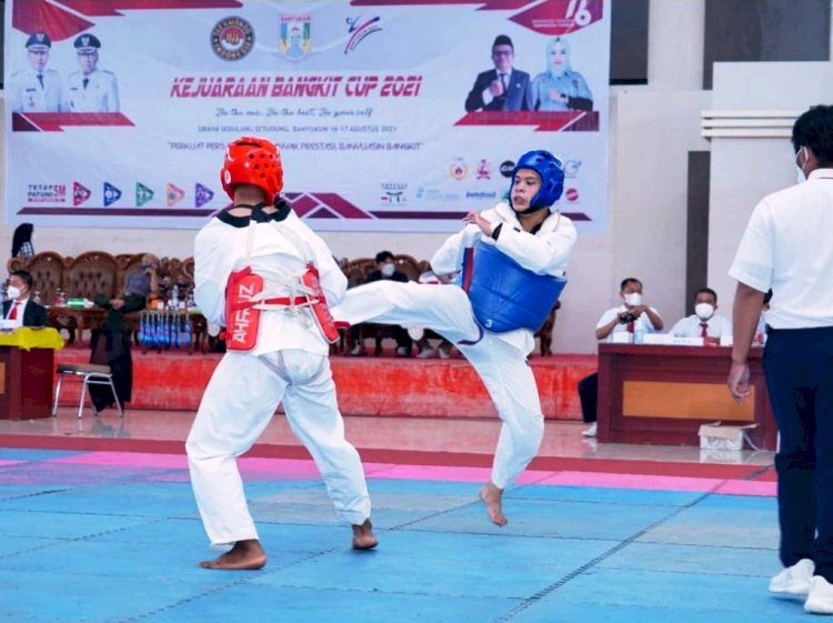 Dua taekwondoin berlag di Kejuaraan Bangkit Cup 2021 di Graha Sedulang Setudung Banyuasin. (Dinas Kominfo Banyuasin/rmolsumsel.id)