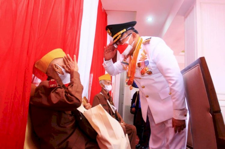 Bupati Muba Dodi Reza Alex memberi hormat kepada seorang pejuang kemerdekaan Indonesia usai Upacara Peringatan HUT ke-76 Kemerdekaan RI. (Humas Pemkab Muba/rmolsumsel.id)