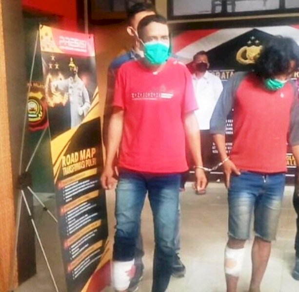 Dua pelaku pengeroyokan yang mengakibatkan korbannya tewas di Jalan Jenderal Sudirman Palembang saat diamankan di Mapolrestabes Palembang. (Ist/rmolsumsel.id)