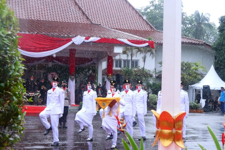 Prosesi penurunan bendera di Rumah Dinas Wali Kota Palembang pada peringatan HUT Ke-76 Kemerdekaan RI. (Istimewa/rmolsumsel.id)