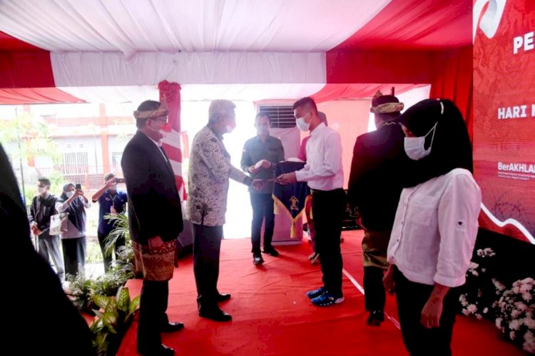 Wakil Gubernur Sumsel Mawardi Yahya menyerahkan SK Remisi kepada narapidana dan anak didik pemasyarakatan di Sumsel yang dilaksanakan di Lapas Narkotika Banyuasin. (Humas Provinsi Sumsel/rmolsumsel.id)