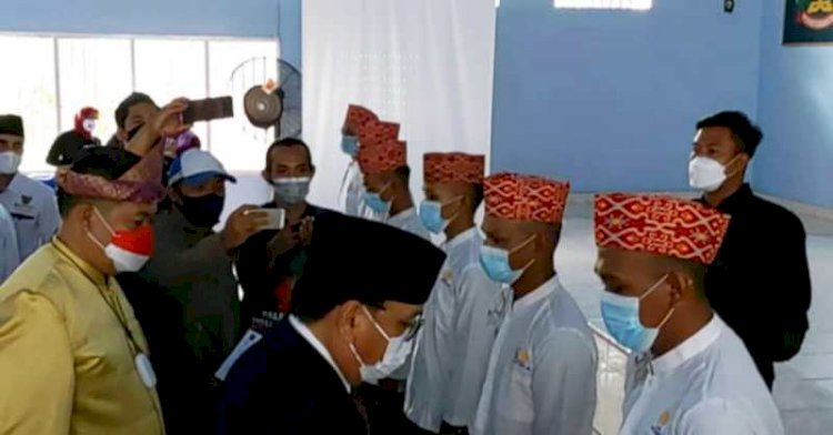 Pj Bupati Muara Enim menyerahkan SK Remisi kepada Warga Binaan Pemasyarakatan di Lapas Kelas IIB Muara Enim. (Dinas Kominfo Muara Enim/rmolsumsel.id)